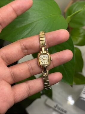 ELGIN VINTAGE DELUXE 10K GOLD FILLED WOMAN'S WRIST manual winding WATCH
